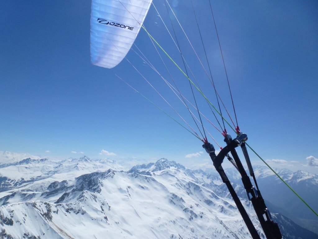 Vol panoramique avec vue sur le domaine Paradiski et les massifs alentours.